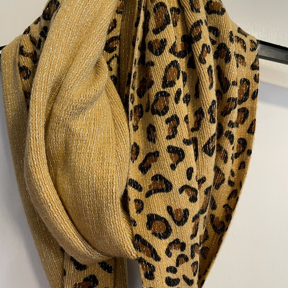 Cheetah print infinity scarf - Picture 3 of 4